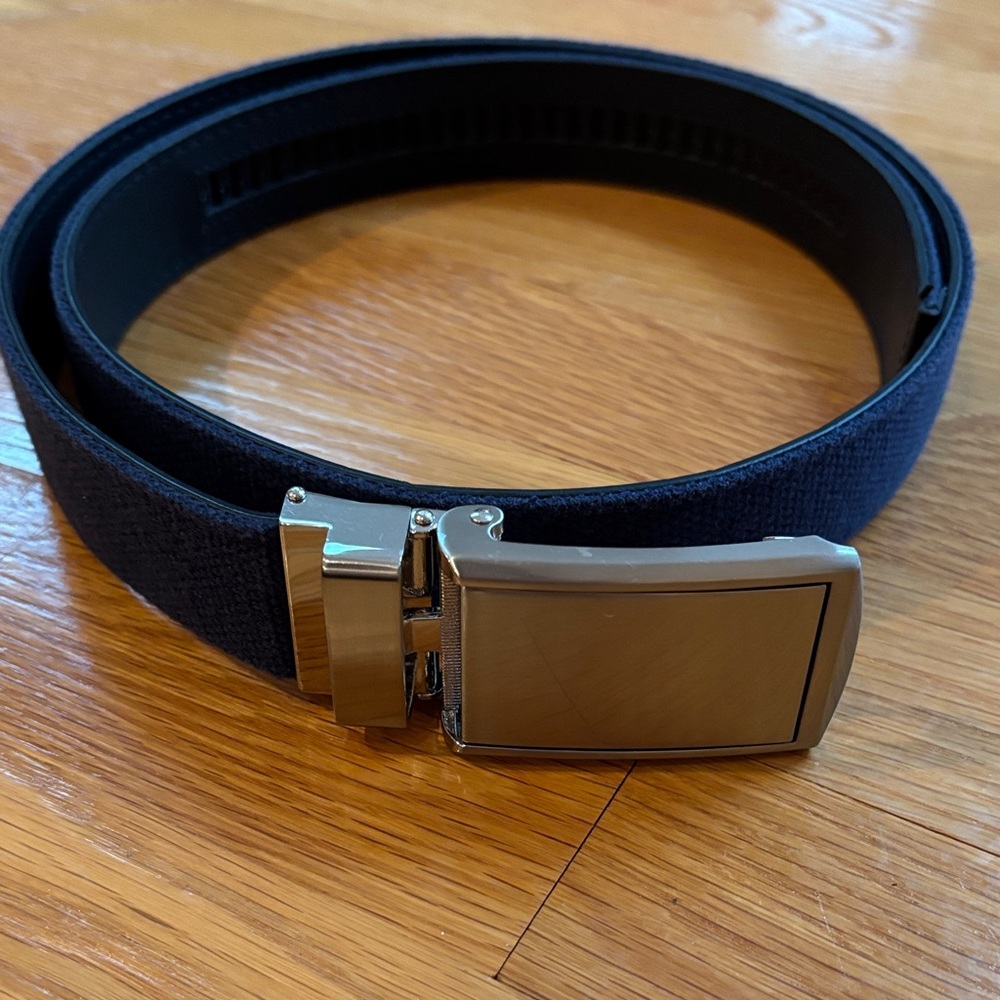 Men’s navy belt.